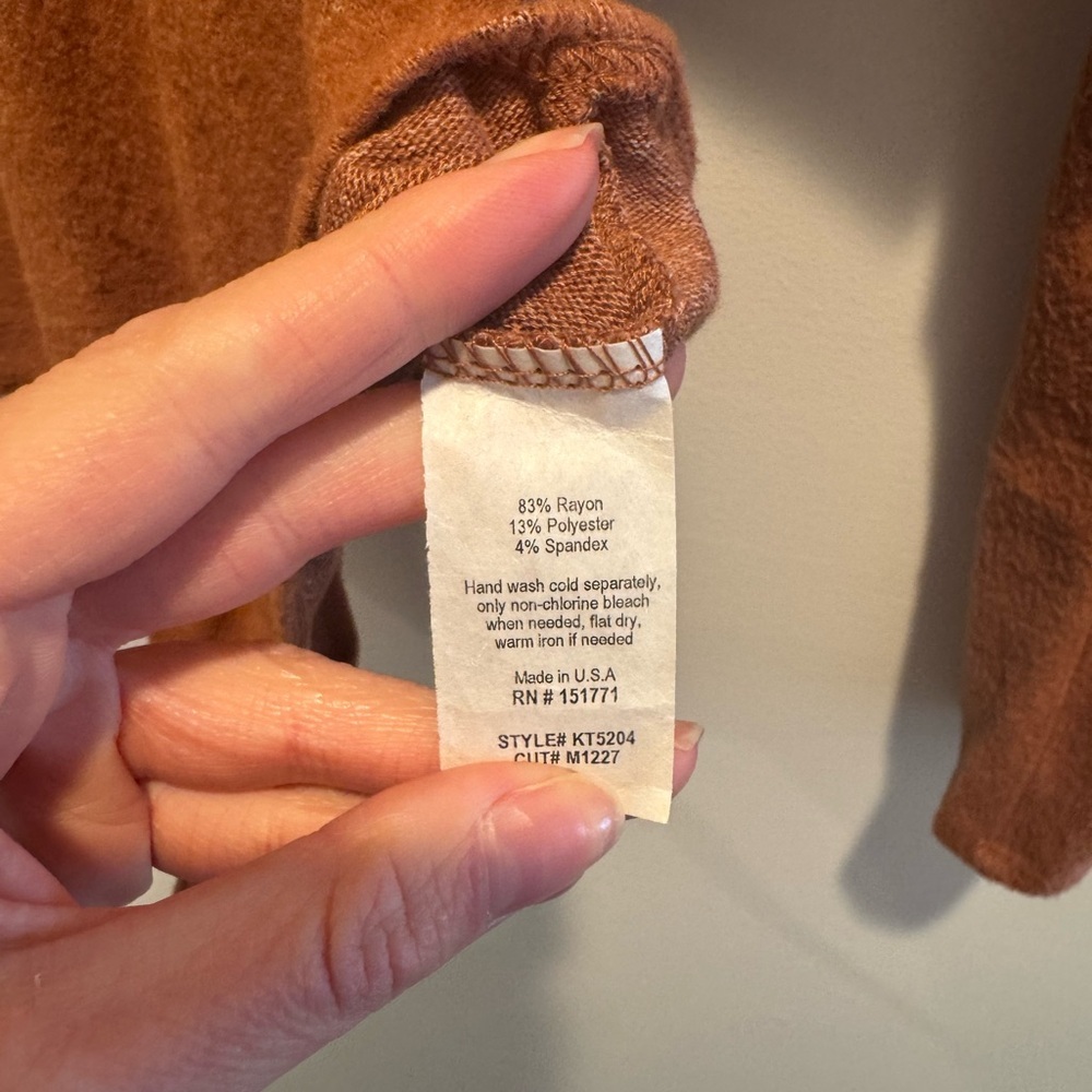 Le Lis Rust Long Sleeve Asymmetrical Top - Picture 3 of 3